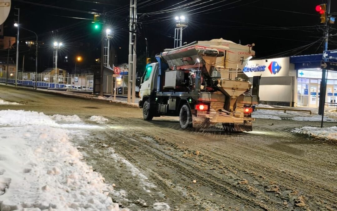 OPERATIVO INVIERNOContinúa la limpieza de calles en Ushuaia tras las nevadas de los últimos días