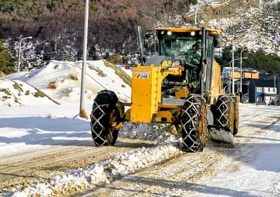 Mantenimiento vial: El Municipio aseguró que “aunque no nieve el trabajo es permanente”
