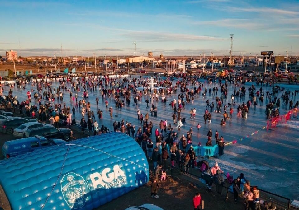 “Invierno Activo”: El Municipio invitó a disfrutar de una noche de juegos en la pista de patinaje