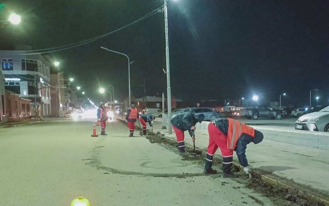 USHUAIAEl Municipio realizó tareas de limpieza y despeje de cordones cuneta en el casco céntrico