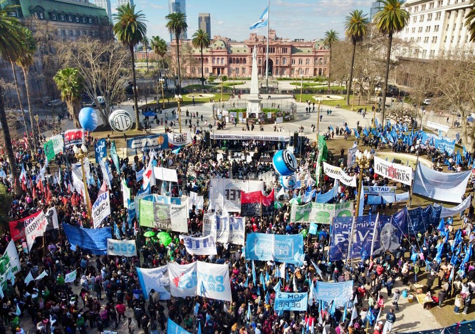 San Cayetano: Masiva marcha a Plaza de Mayo de sindicatos y organizaciones sociales