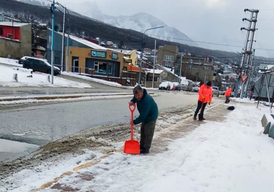 USHUAIAOperativo Invierno: Tras las nevadas recientes, realizan tareas de despeje y limpieza en veredas