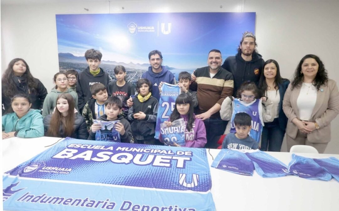 Ushuaia: La Escuela Municipal de Básquet estrenó nueva indumentaria deportiva